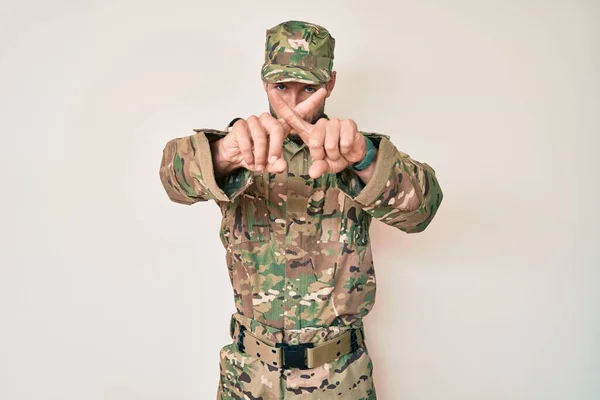 Junger Kaukasischer Mann Tarnuniform Weist Die Kritik Zurück Und Drückt — Stockfoto