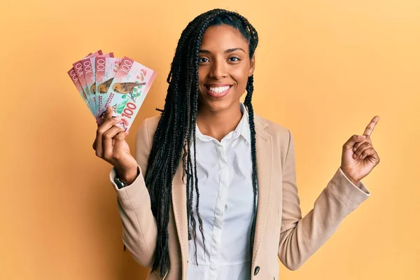 Mujer Afroamericana Con Trenzas Sosteniendo Billete 100 Dólares Zelandeses Sonriendo —  Fotos de Stock