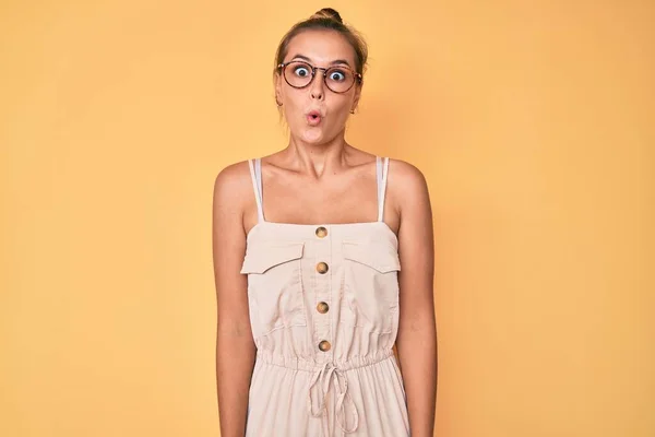 Mulher Branca Bonita Usando Vestido Verão Com Medo Chocado Com — Fotografia de Stock