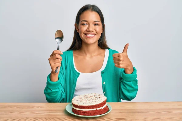 Schöne Hispanische Frau Die Karottenkuchen Isst Glücklich Und Positiv Lächelnd — Stockfoto