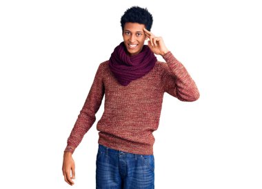 Genç Afro-Amerikan adam, günlük kışlık süveter ve eşarp giyip tek parmağıyla başını gösteren, harika bir fikir ya da düşünce, iyi bir hafıza. 