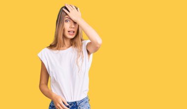 Sarışın, beyaz tişörtlü, güzel, beyaz tenli bir kadın. Yanlışlıkla el ele tutuşarak şaşırmış. Hatayı hatırla. Unuttum, kötü hafıza kavramı. 