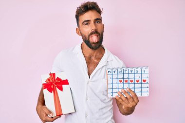 Elinde kalp takvimi ve kağıt uçak tutan genç bir İspanyol. Kafası karışık, şaşırmış ve sinirli bir yüzü var. 