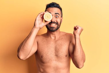 İspanyol asıllı genç adam limonsuz duruyor. Gururla bağırıyor, zaferi ve başarıyı kutluyor. Kaldırılmış koluyla çok heyecanlı. 