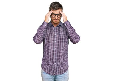 Yakışıklı, beyaz bir adam, günlük kıyafetler giyiyor ve stres yüzünden başı ağrıyan bir gözlük takıyor. migren ağrısı. 