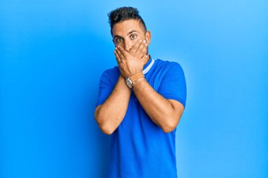Sıradan kıyafetler giyen yakışıklı bir adam yanlışlıkla elleri ile ağzını kapatırken şok oldu. gizli kavram. 