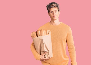 Elinde ekmek torbası olan yakışıklı bir genç. Düşünen bir adam ve ayık bir yüz ifadesi. Kendine güvenen biri. 