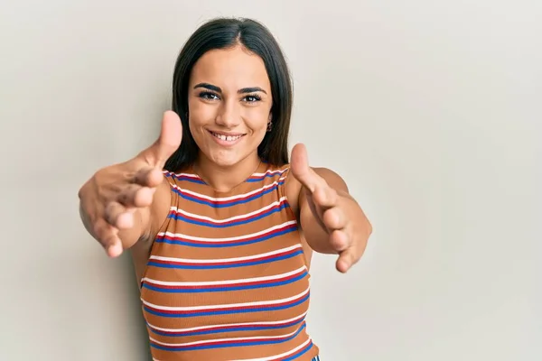 Jovem Morena Vestindo Roupas Casuais Olhando Para Câmera Sorrindo Braços — Fotografia de Stock