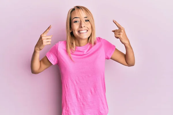 Mooie Blonde Vrouw Met Casual Roze Tshirt Lachend Wijzend Naar — Stockfoto