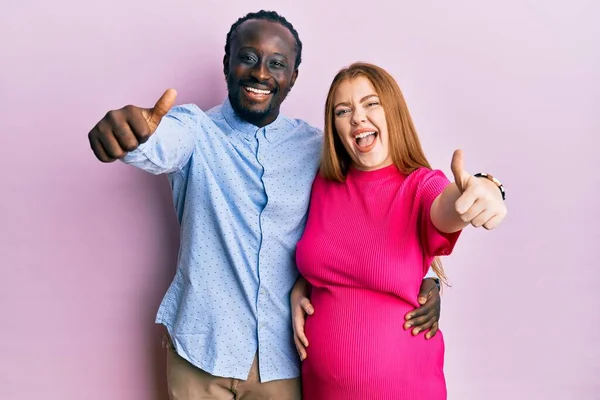 Jovem Casal Interracial Esperando Bebê Tocando Barriga Grávida Aprovando Fazer — Fotografia de Stock