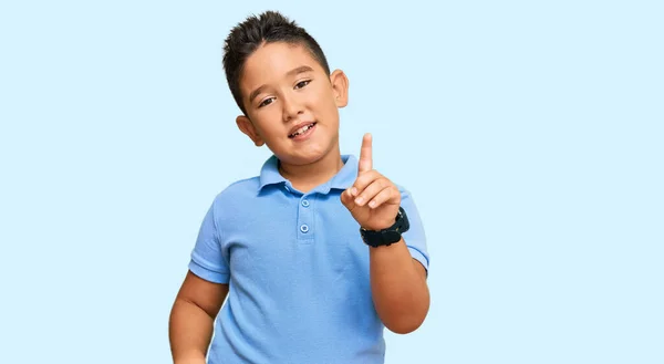 Pequeño Niño Hispano Con Ropa Casual Apuntando Con Dedo Hacia — Foto de Stock