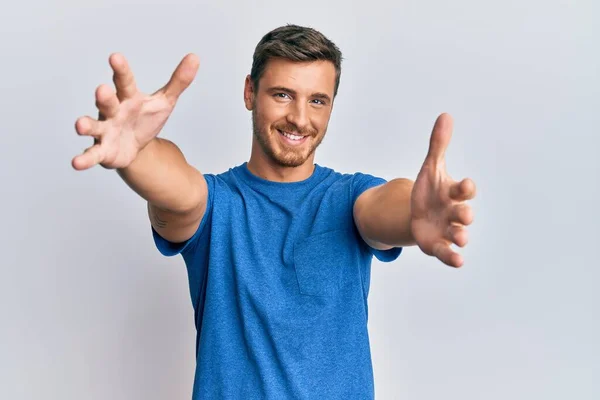 Hombre Caucásico Guapo Con Ropa Casual Mirando Cámara Sonriendo Con — Foto de Stock