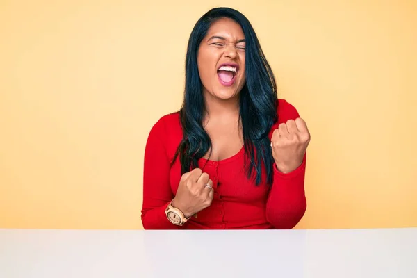 Mulher Latina Bonita Com Cabelos Longos Vestindo Roupas Casuais Sentado — Fotografia de Stock