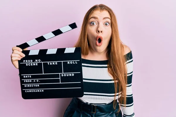 Jeune Belle Rousse Femme Tenant Film Vidéo Clapboard Peur Étonné — Photo