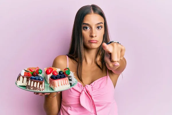 Joven Mujer Hispana Sosteniendo Plato Con Tarta Queso Señalando Con — Foto de Stock