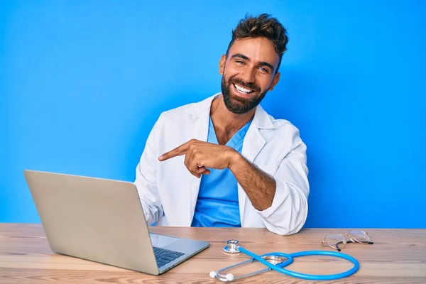 Young Hispanic Man Wearing Doctor Uniform Working Clinic Smiling Happy — Stock Photo, Image