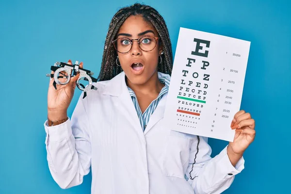 若いですアフリカ系アメリカ人の光学眼鏡を保持し 医学の試験を恐れていると驚きと驚きの表情でショックを受けました 恐怖と興奮した顔 — ストック写真