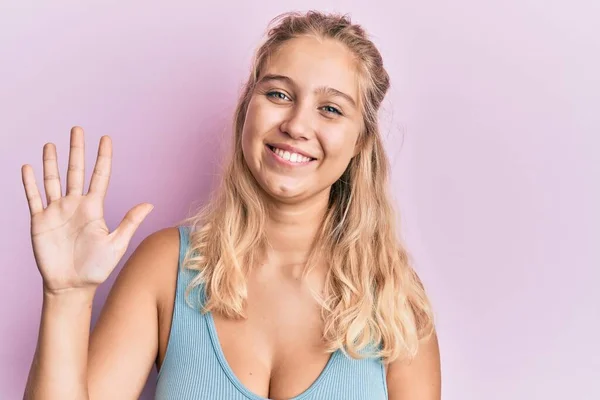 Menina Loira Jovem Vestindo Roupas Casuais Mostrando Apontando Para Cima — Fotografia de Stock