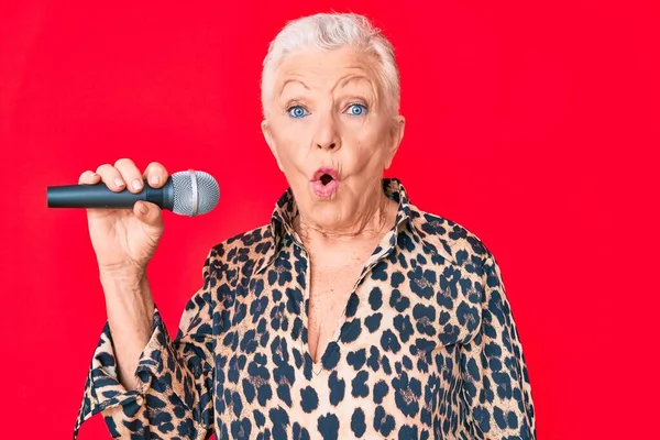 Senior Hermosa Mujer Con Ojos Azules Canas Cantando Canción Usando — Foto de Stock