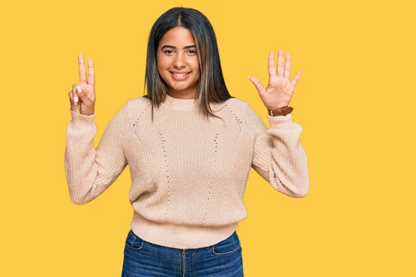 Kışın Yün Kazak Giyen Genç Latin Kız Yedinci Parmaklarını Gösterip — Stok fotoğraf