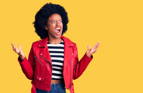 Mladá Afroameričanka Červené Kožené Bundě Bláznivě Šíleně Křičela Křičela Agresivním — Stock fotografie