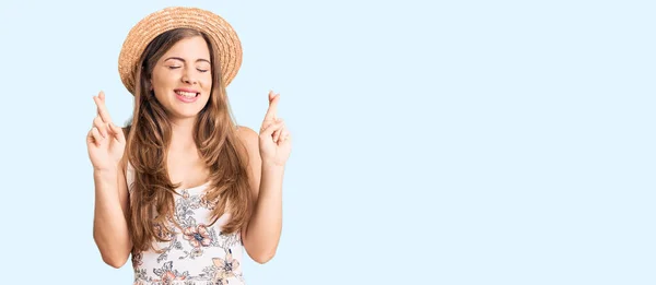 Beautiful Caucasian Young Woman Wearing Summer Hat Gesturing Finger Crossed — Stock Photo, Image