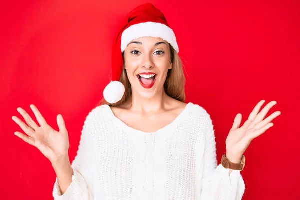 Mujer Morena Joven Con Sombrero Navidad Celebrando Victoria Con Sonrisa — Foto de Stock