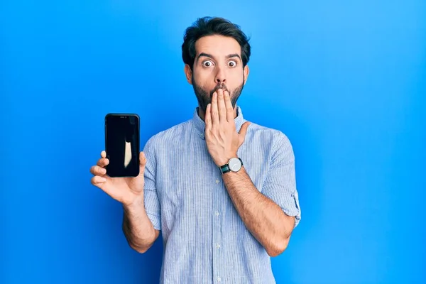 Giovane Uomo Ispanico Che Tiene Smartphone Mostrando Schermo Che Copre — Foto Stock