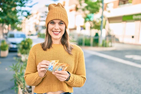 Jonge Blonde Vrouw Glimlachen Gelukkig Tellen Zwitserse Frank Bankbiljetten Stad — Stockfoto
