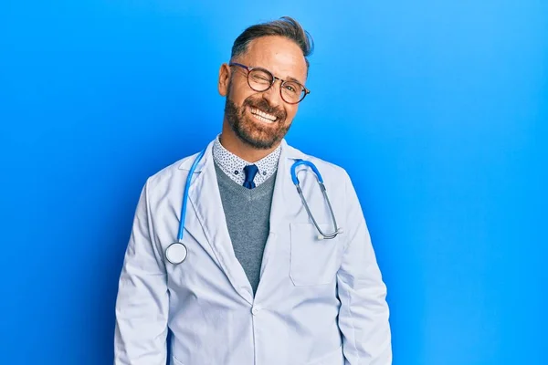 Hombre Guapo Mediana Edad Con Uniforme Médico Estetoscopio Guiñando Ojo — Foto de Stock