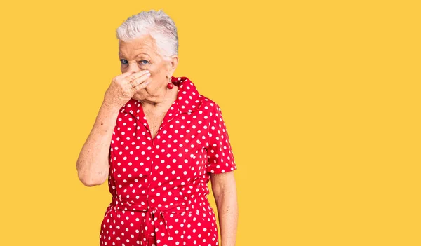 Senior Mooie Vrouw Met Blauwe Ogen Grijs Haar Draagt Een — Stockfoto