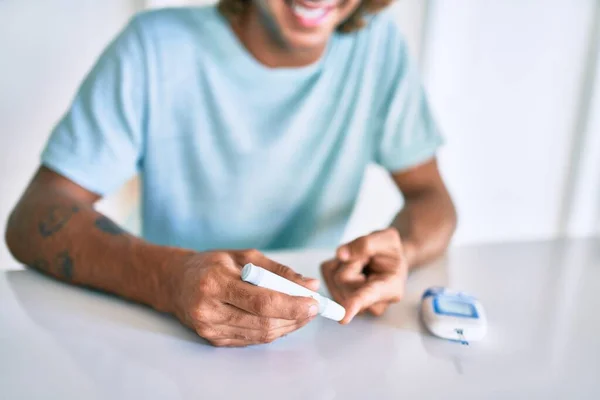 Junger Hispanischer Diabetiker Lächelt Glücklich Und Misst Hause Den Glukosespiegel — Stockfoto