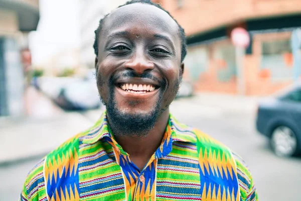 Giovane Uomo Afroamericano Sorridente Felice Piedi Strada Della Città — Foto Stock