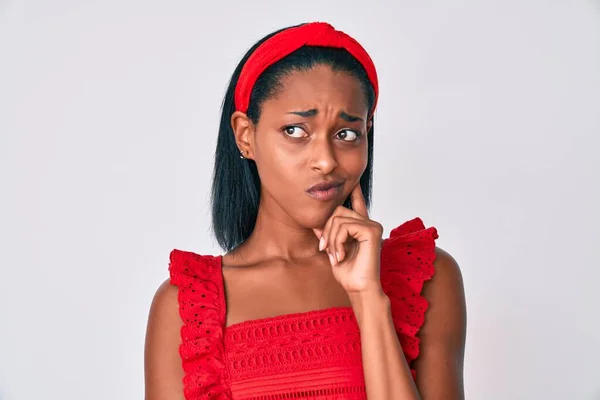 Jonge Afro Amerikaanse Vrouw Draagt Casual Kleding Serieus Gezicht Denken — Stockfoto