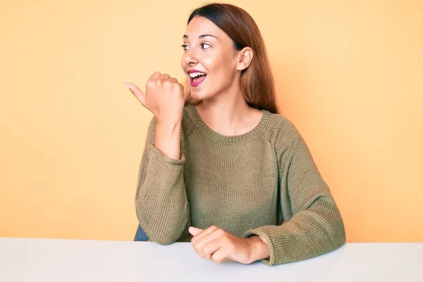 Jonge Brunette Vrouw Dragen Casual Kleding Zitten Tafel Glimlachen Met — Stockfoto