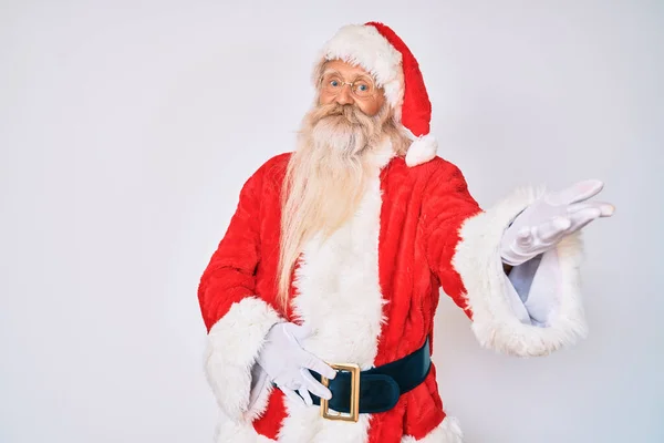 Stařec Šedivými Vlasy Dlouhými Vousy Kostýmu Santa Clause Kšandami Přátelsky — Stock fotografie