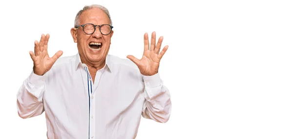 Starszy Biały Mężczyzna Biznesowej Koszuli Okularach Świętujący Sukces Podniesionymi Ramionami — Zdjęcie stockowe
