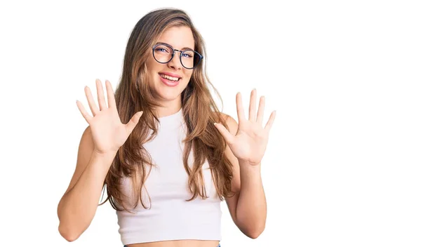 Piękna Biała Młoda Kobieta Luźnych Ubraniach Okularach Pokazuje Wskazuje Palcem — Zdjęcie stockowe