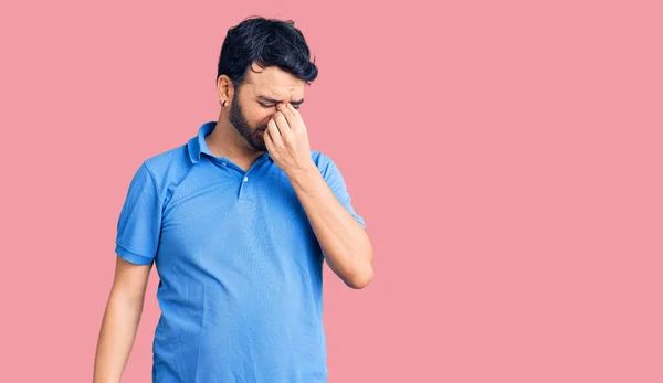 Junger Hispanischer Mann Lässiger Kleidung Reibt Sich Müde Nase Und — Stockfoto