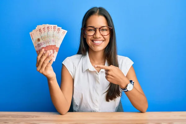 Hermosa Mujer Hispana Sosteniendo Billetes Libras Del Reino Unido Sonriendo —  Fotos de Stock