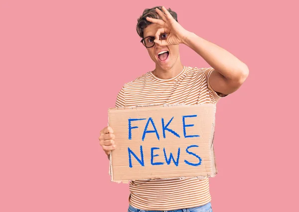 Junger Gutaussehender Mann Mit Fake News Banner Lächelt Glücklich Dabei — Stockfoto