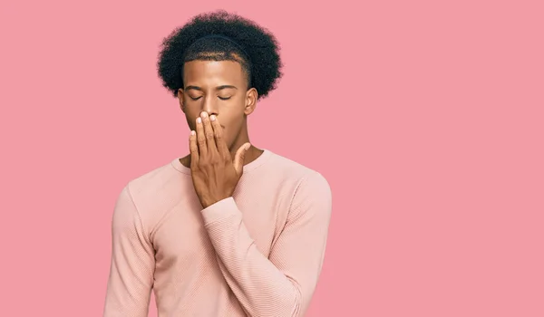 Africano Americano Com Cabelo Afro Vestindo Roupas Casuais Entediado Bocejo — Fotografia de Stock