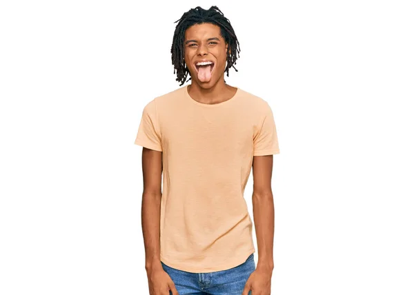 Genç Afro Amerikan Bir Adam Günlük Kıyafetler Giyiyor Dilini Komik — Stok fotoğraf