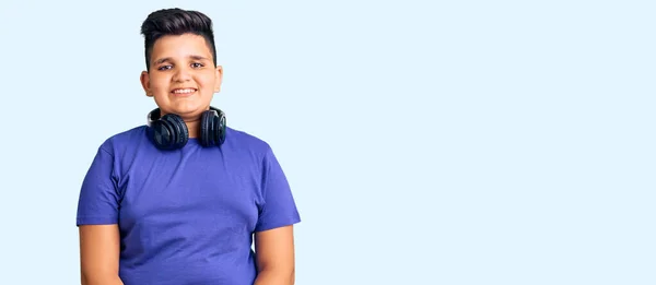 Niño Pequeño Escuchando Música Usando Auriculares Con Una Sonrisa Alegre — Foto de Stock