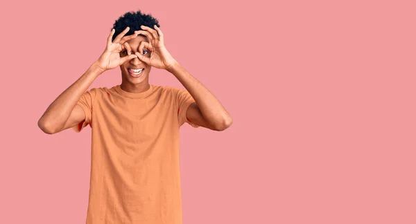 Jovem Afro Americano Vestindo Roupas Casuais Fazendo Gesto Como Binóculos — Fotografia de Stock