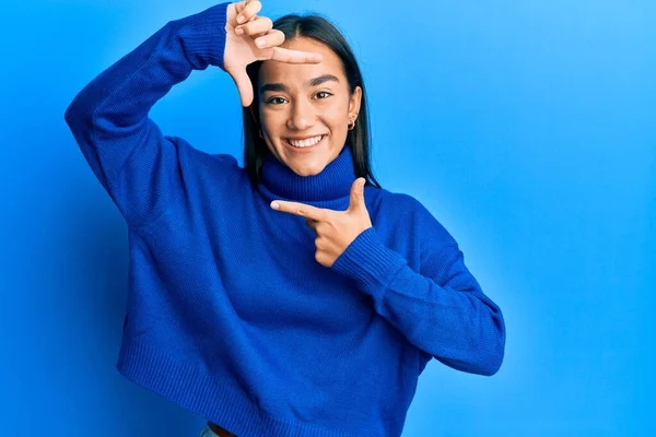 年轻的亚洲女人穿着休闲的冬季毛衣 面带微笑 手指手画脚 面带笑容 创意与摄影概念 — 图库照片
