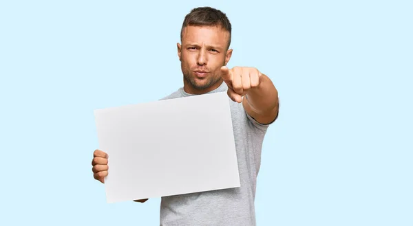 Handsome Muscle Man Holding Blank Empty Banner Pointing Finger Camera — Stock Photo, Image