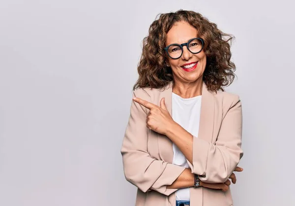 Schöne Geschäftsfrau Mittleren Alters Mit Brille Die Vor Isoliertem Weißen — Stockfoto