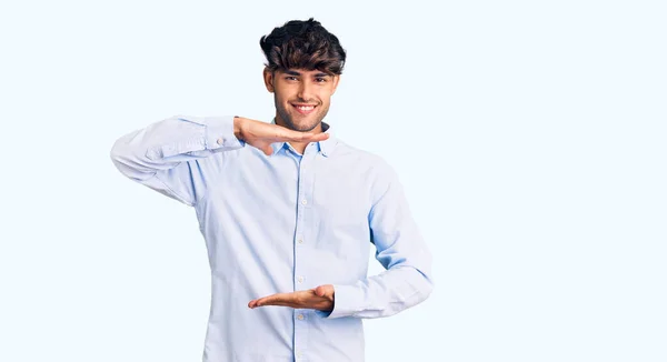 Jonge Latijns Amerikaanse Man Draagt Casual Shirt Gebaren Met Handen — Stockfoto
