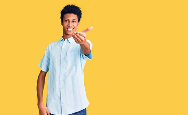 Joven Hombre Afroamericano Vistiendo Ropa Casual Sonriente Amistoso Ofreciendo Apretón —  Fotos de Stock